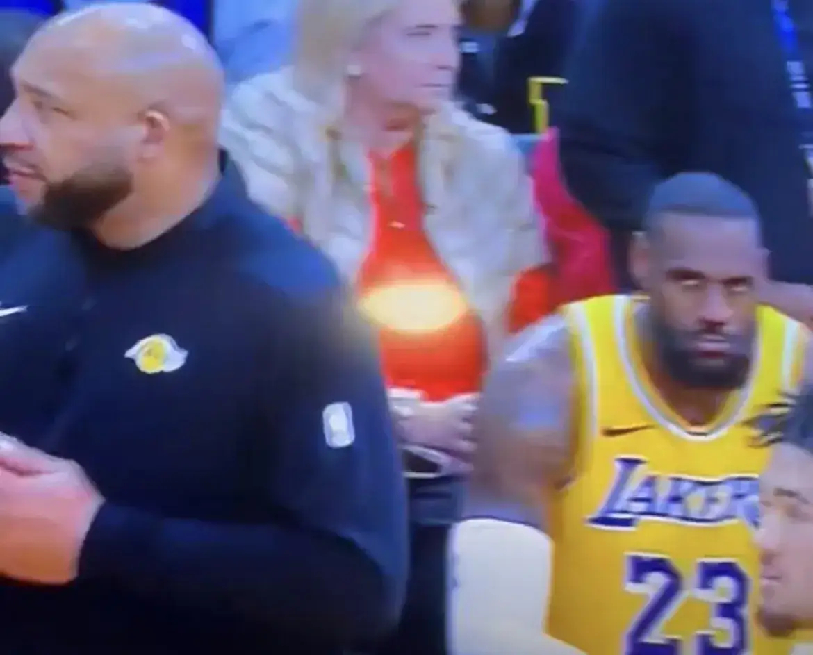 湖人119-135惨负火箭，比赛在第三节早早就进入了垃圾时间。比赛在第三节中，湖