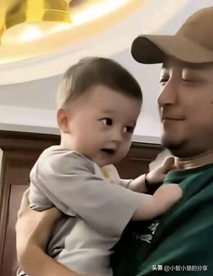 这个抱小孩的这个帅气男人看着特别眼熟，看着很像荧幕中的一个主持人，经常主持节目，