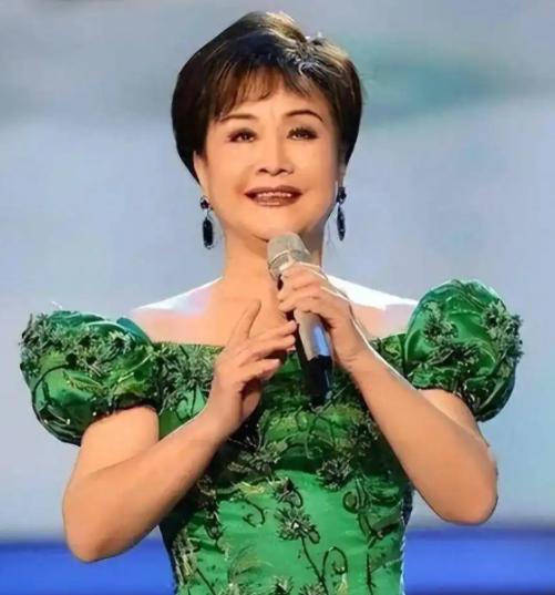 2000年，李谷一举报东方歌舞团团长田玉斌腐败。田玉斌得知被李谷一举报后大肆宣扬