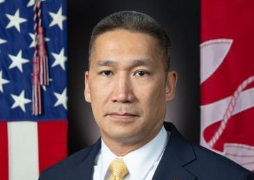 51年前，他跟着家人逃离越南，51年后，他却可能成为美国海军部长。
9月1日，特