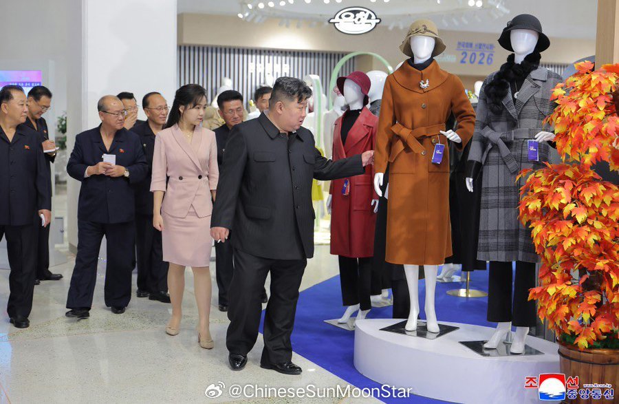 10月20日，朝中社发布一组照片，金正恩19日还在视察轻工业服装和鞋类展览会，夫