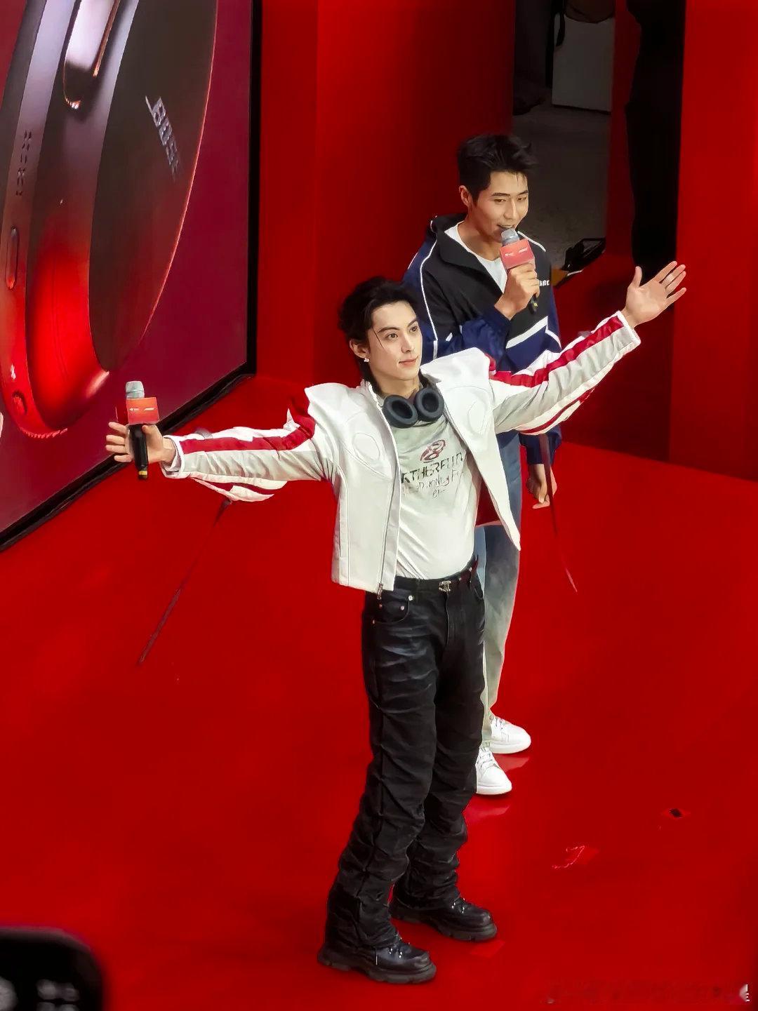 王鹤棣红白机车服王鹤棣红白飘带机车服王鹤棣红白机车服，帅哭了 ​​​