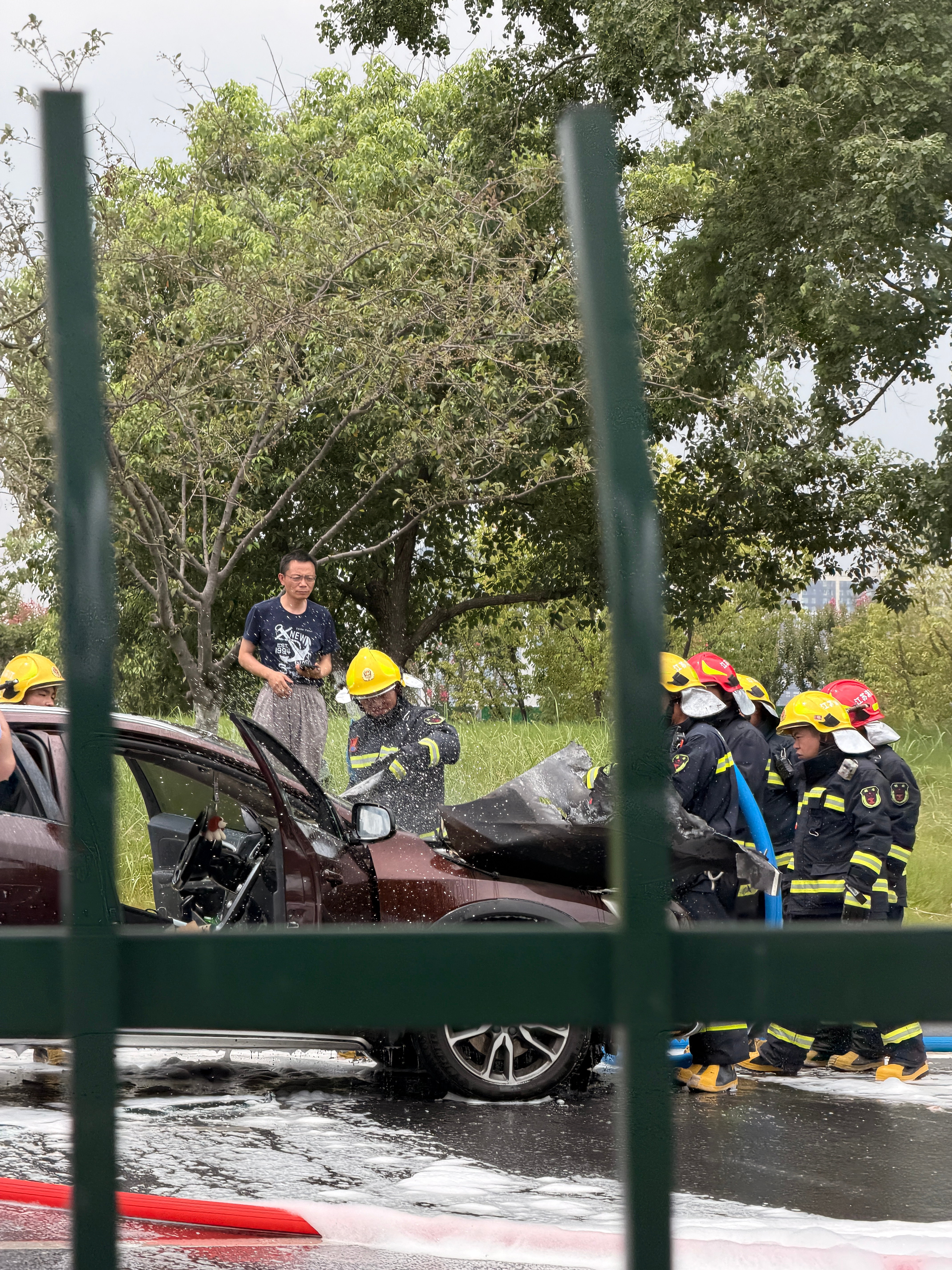 平时都没人的路突然堵车了，结果是一台车着火了，图二发动机盖炸了？