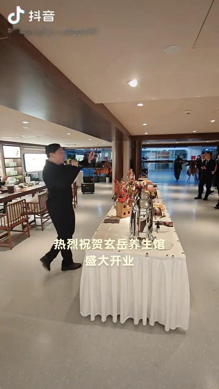 盛大开业。
感谢大家，今天荣幸见到我的老同学班长季季总，热烈欢迎。