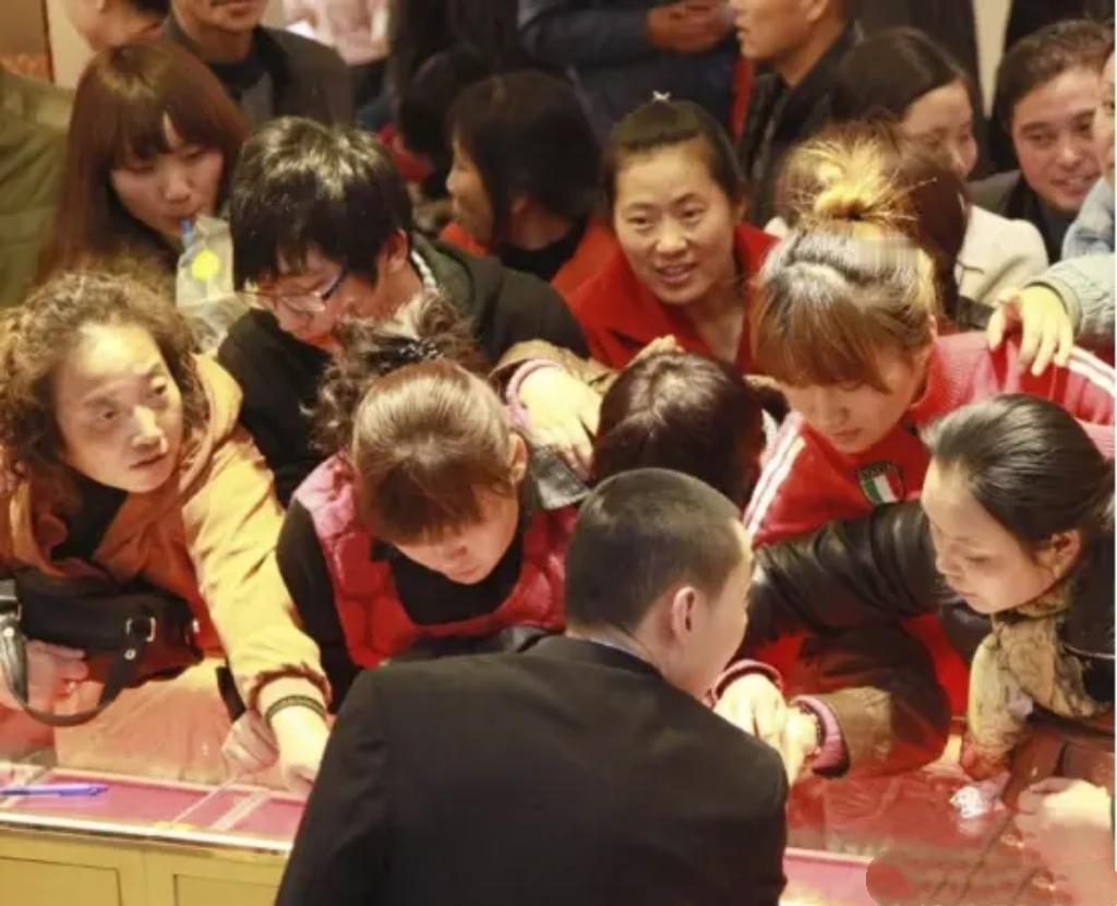 金价飙升至每盎司超5300美元，国内足金饰品价格突破1600元/克，黄金珠宝行业