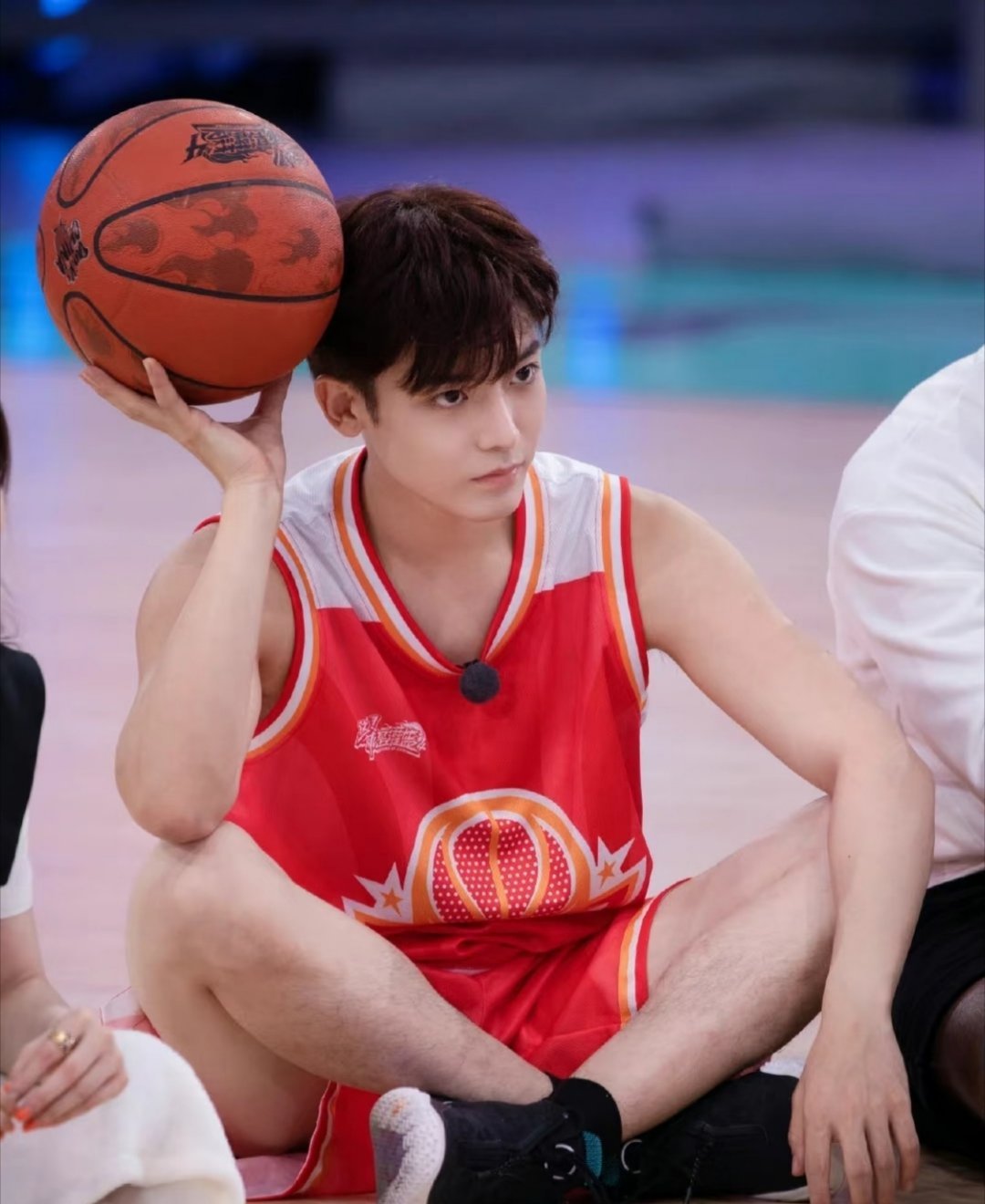 看球这事儿，图的就是个热闹开心。不管平时多忙多累，往那一坐，跟着场上节奏喊两嗓子