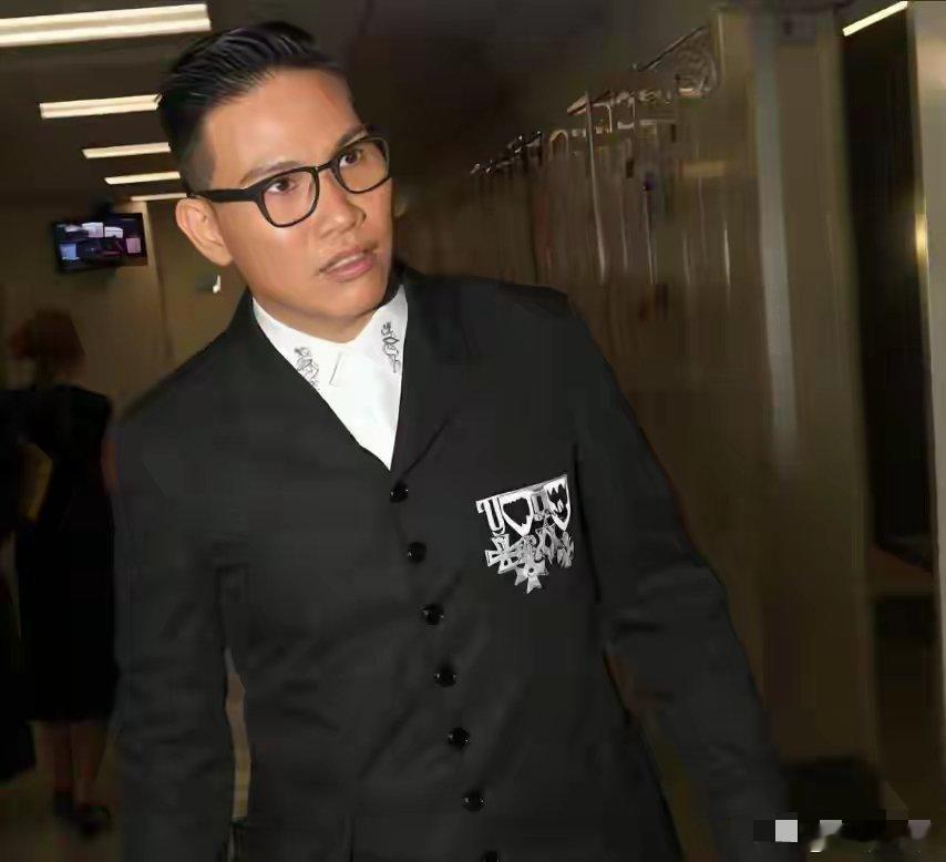 官方回应涉毒艺人办演唱会遭投诉这件事关键在于是谁审批的，既然涉毒艺人苏永康可以开