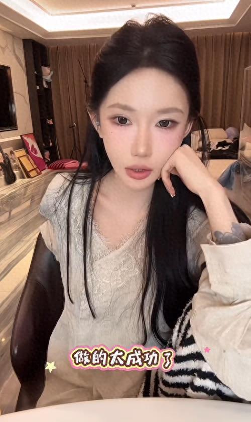 网红薛小婉直播分享整容经历引发关注，因未带姓氏引发网友乌龙，误认为是其他知名人物