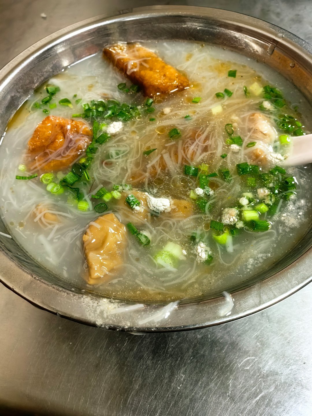 *在路上*对泉州的面线糊念念不忘，吃了一碗，又加了一碗...好吃啊...福建泉州