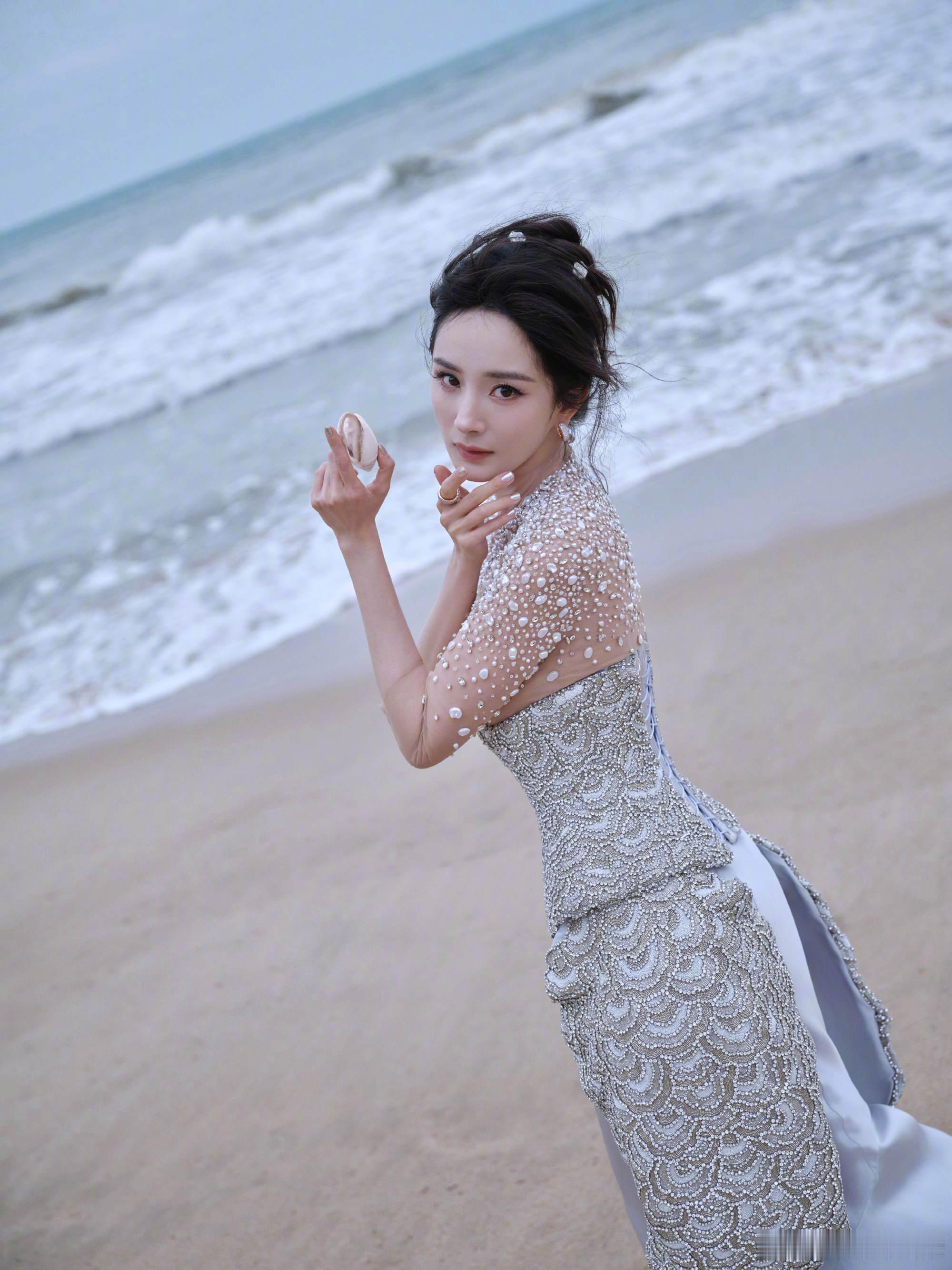 海把珍藏都绣在了杨幂的裙上杨幂ELLE造型 海把珍藏都绣在了杨幂的裙上，杨幂EL