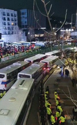 韩国警方拼了！1000人半夜强闯总统府，尹锡悦：让我体面些尹锡悦被捕

韩国时间