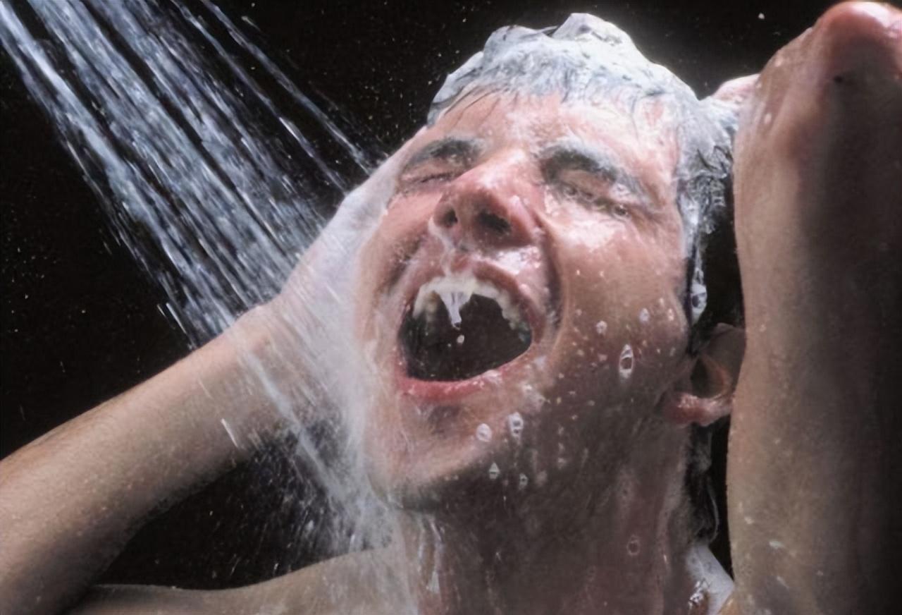 夏日清凉！💧 冲个凉水澡，瞬间神清气爽！😄💦洗冷水澡好处 泡澡热水澡 冬季