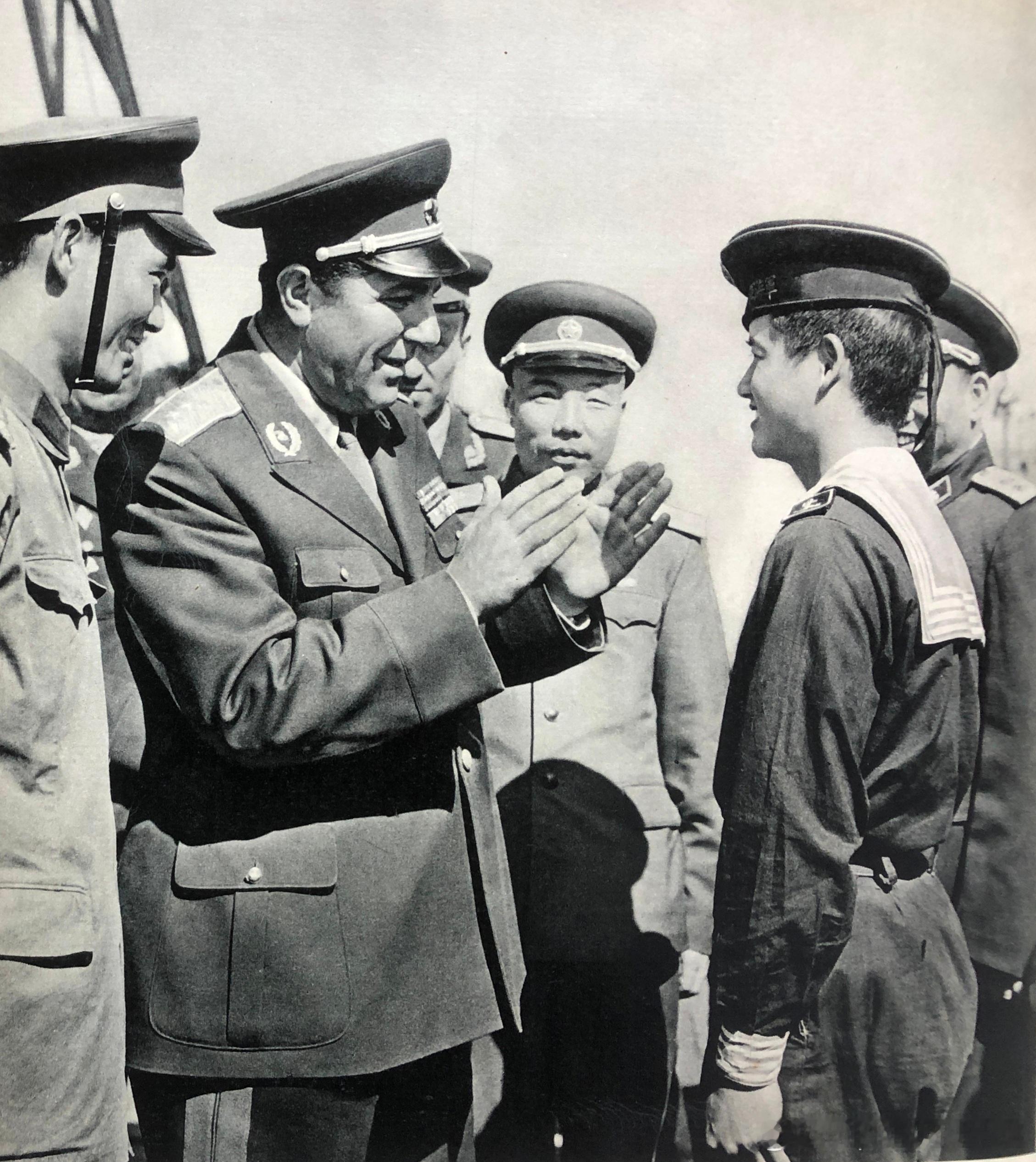 1958年10月阿尔巴尼亚国防部长巴卢库上将在海军学校与学员交谈军事历史全触达