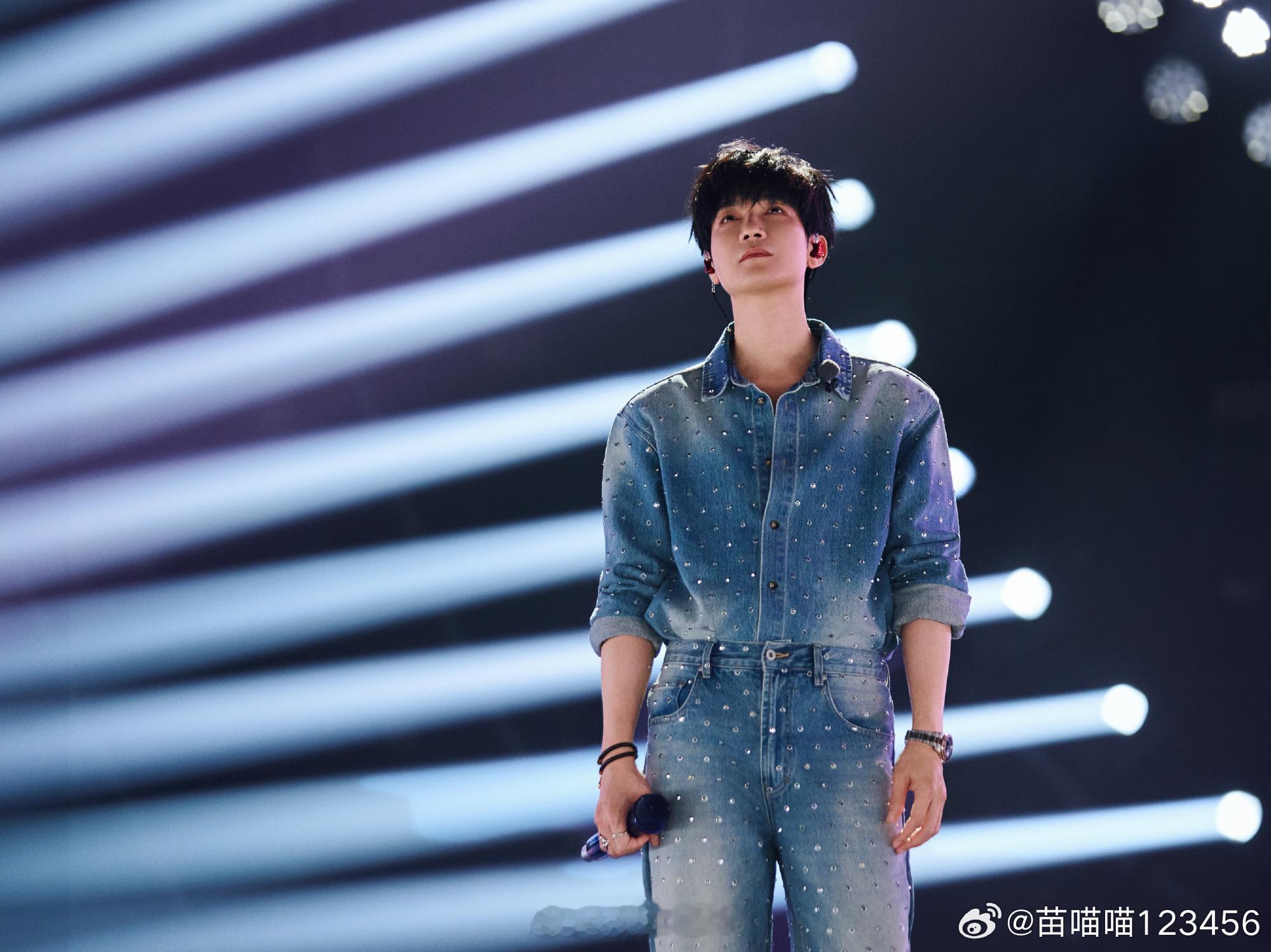 陈楚生三亚演唱会全城应援 所有宏大的应援背后，藏着最简单的温柔：欢迎从三亚走出去