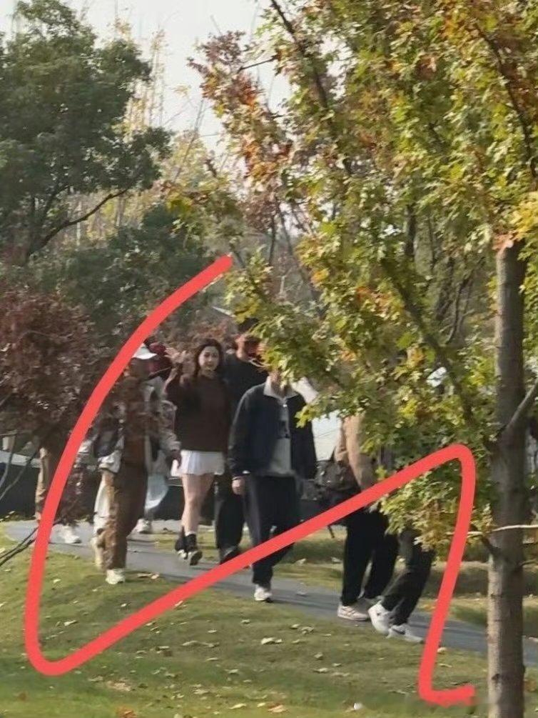 虞书欣双轨拍摄路透  虞书欣卫衣白短裙  虞书欣双轨拍摄路透来啦！卫衣白短裙➕双