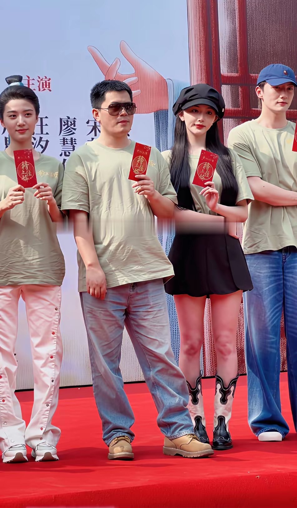 卢昱晓如果能把腿型调整好了，她的个子肯定会高过1.68的孔雪儿，卢昱晓穿着平跟鞋