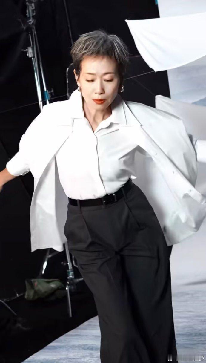 叶童直播着忍不住就唱起来了谁看完叶童这场直播被狠狠治愈到，全程松弛又随性，没有刻