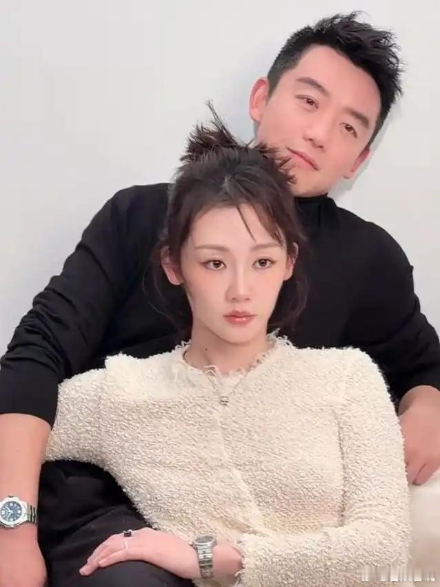 郑恺苗苗 三年生3个孩子 郑恺和苗苗结婚至今，已经生下三个孩子，分别是2020年