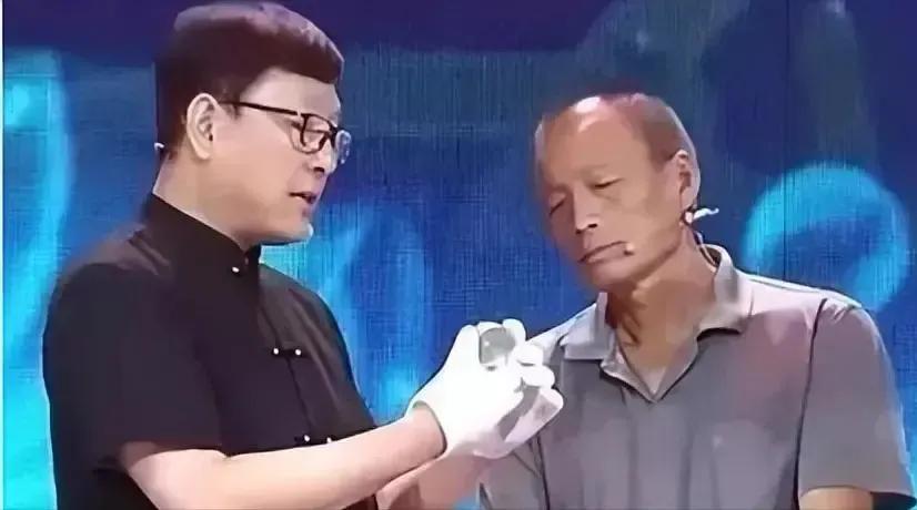 2018年，甘肃一老农翻修祖宅时，竟然挖出满满一箱子的金元宝。专家说：“这属于国