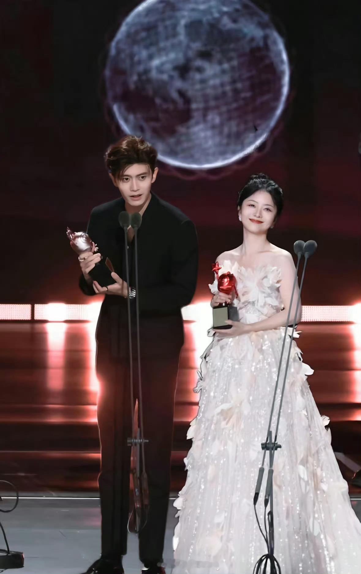 哦莫😲网传谭松韵任嘉伦要二搭谭松韵任嘉伦 二搭