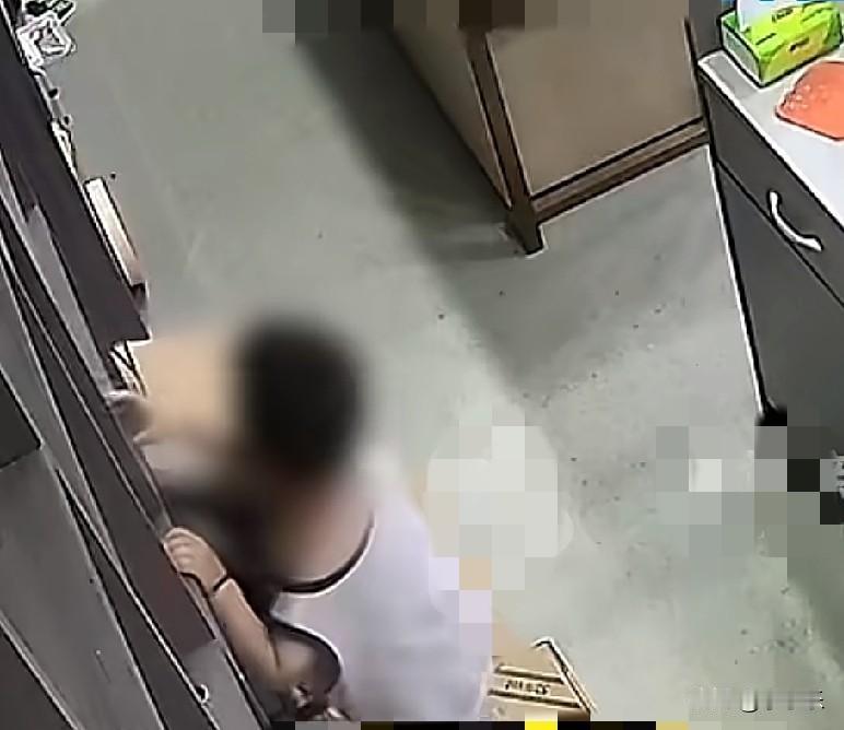 近日，河南周口市，一岁多的男童在自家店铺玩耍，自行爬上存放酒箱的区域，拿起放在框