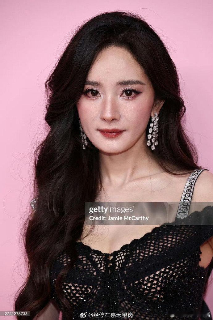 杨幂维密翅膀G社生图感觉就没有好看的，哈哈哈哈哈哈哈哈哈哈哈哈哈天使就一定会配翅