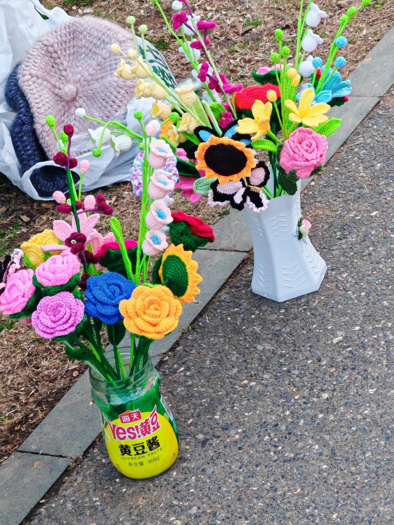 这花挺漂亮，我还想过自己买钩针和毛线学着钩织，但又觉得太麻烦太费事，难者不会，会