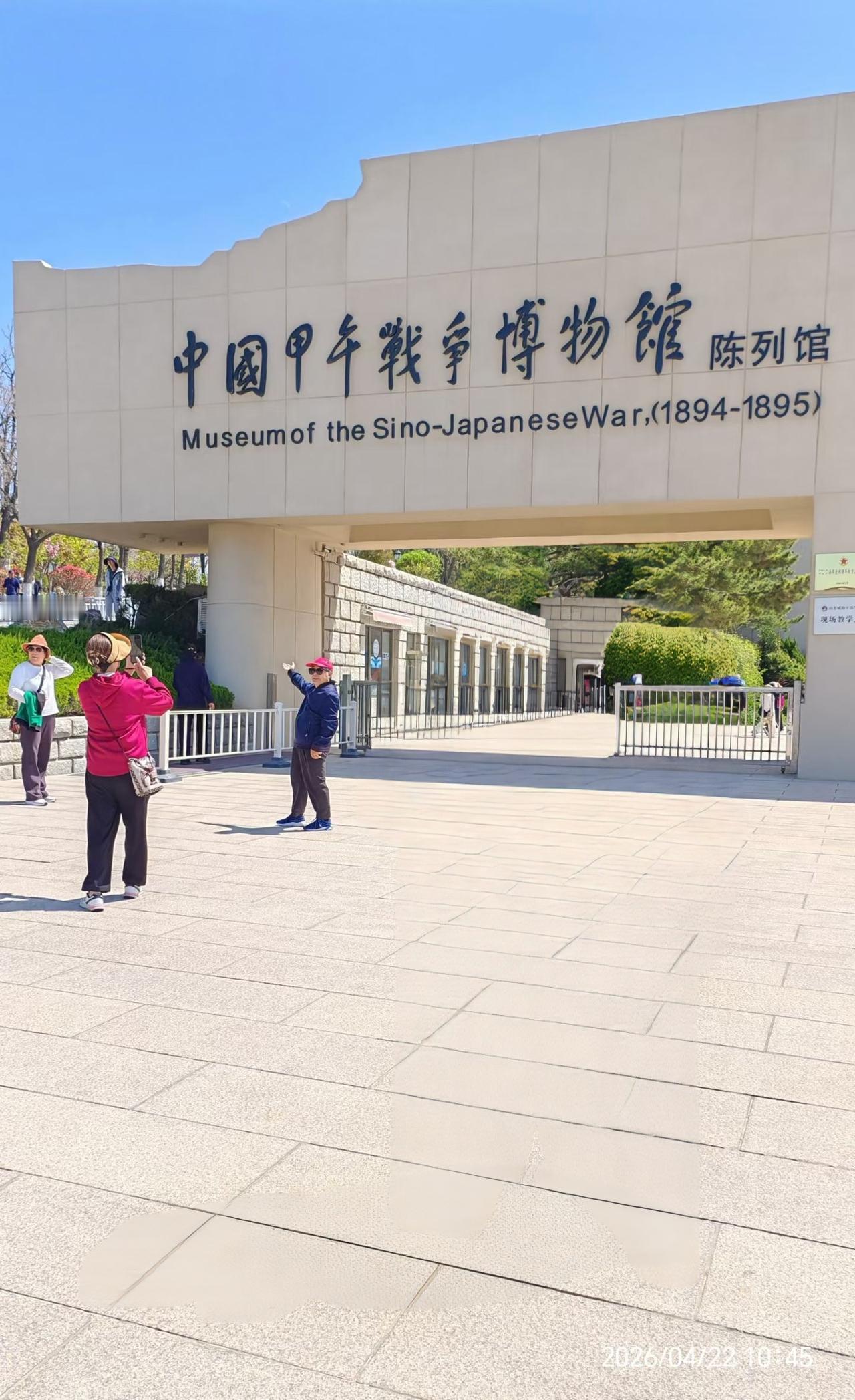 登临威海幸福门，脚下镌刻着1930收回威海卫的厚重印记。凭栏远眺，碧海浩渺，刘公