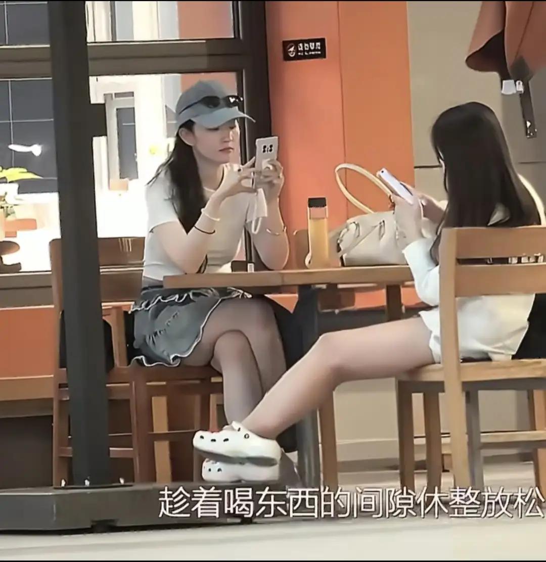 刘亦菲现实中，她和普通人也没什么区别。她的穿搭也很接地气，白色短袖搭配小短裙，看