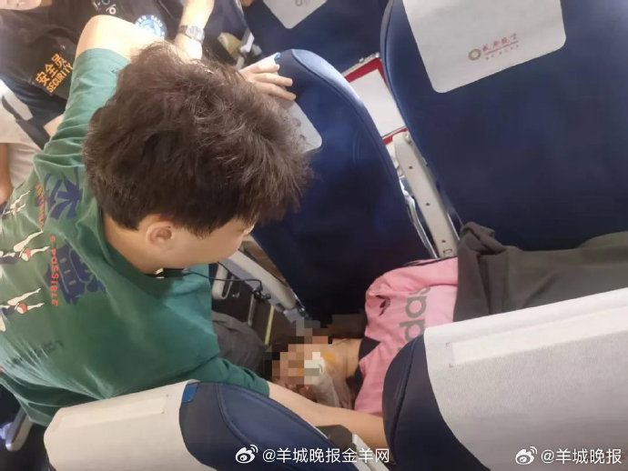 #街谈巷议# 【#医学生机舱救人质疑者在苛责什么#】一架万米高空的飞机上，突发急