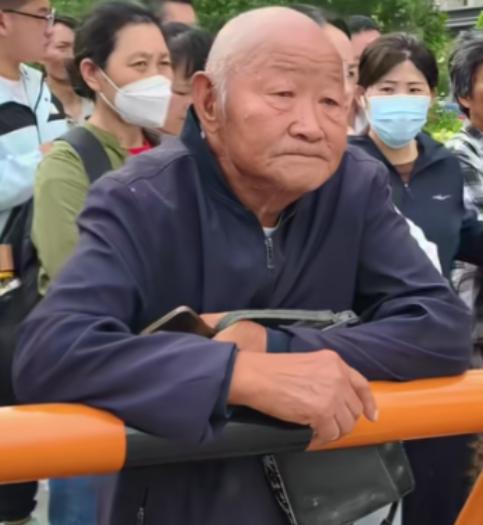 “破防了！”山东成武，77岁爷爷高考考场外等候，孙子3岁起失去妈妈，爷爷独自将他