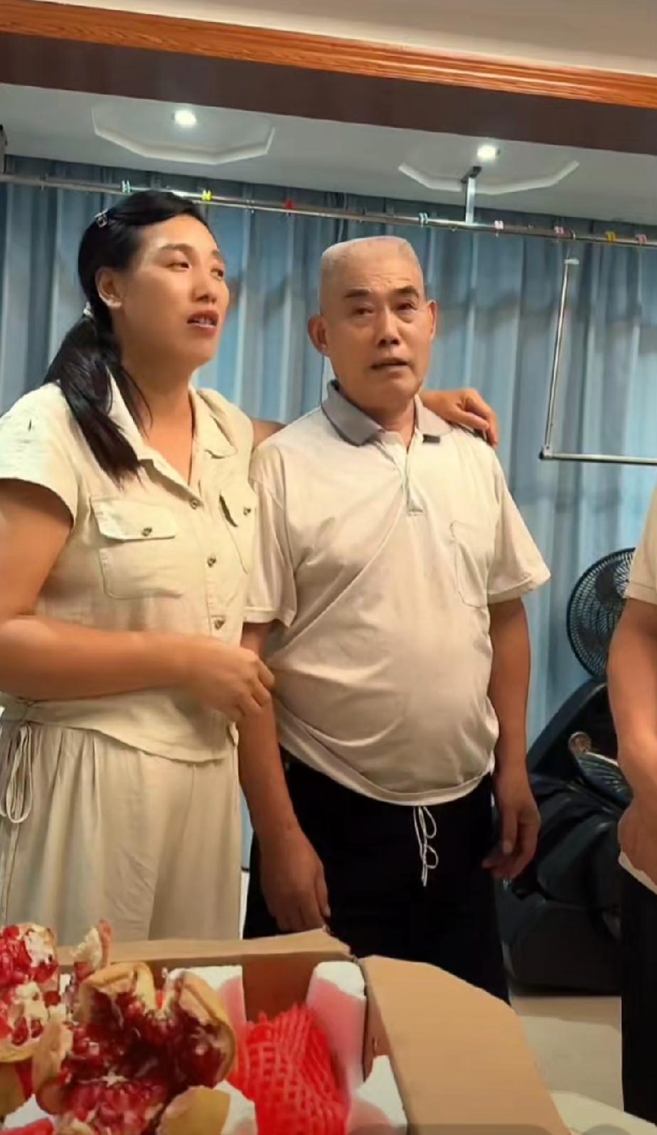 二嫂小沈从江西回到义乌娘家，看望爸爸与亲人。直播当中，她向粉丝诉说内心复杂的感受