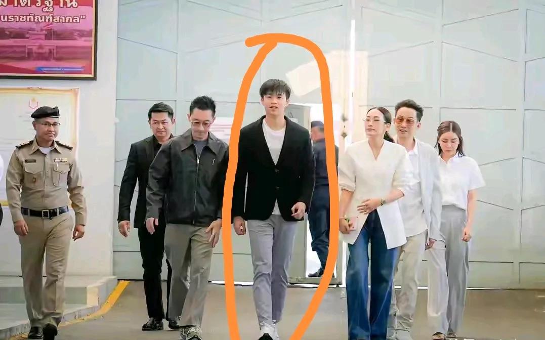 其实，他信家族里还有一个可堪大任的后起之秀——英拉之子，苏帕塞。
上次探望他信的