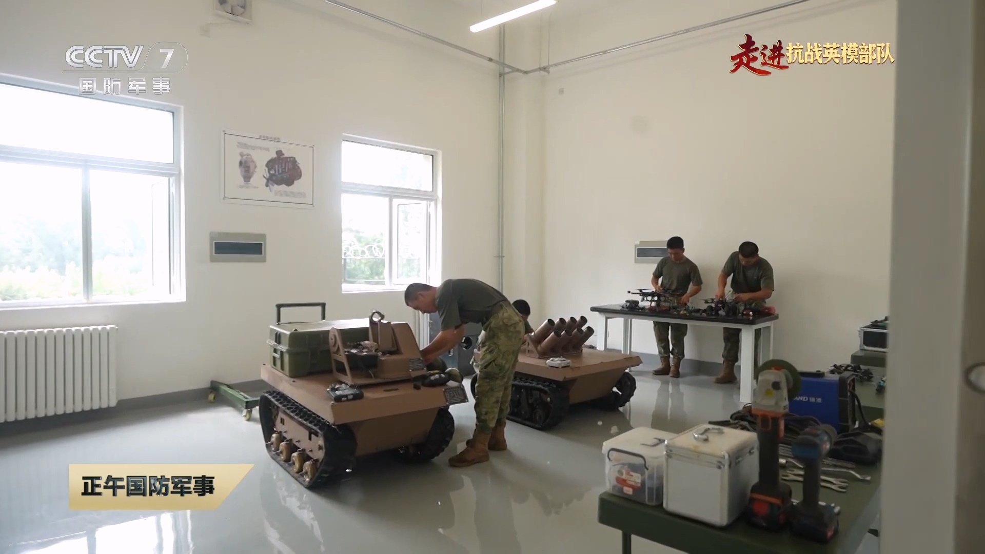 八一建军节烽火问鼎计划 一个基层连队的创新工作室，在这里官兵自己动手制作简单的无