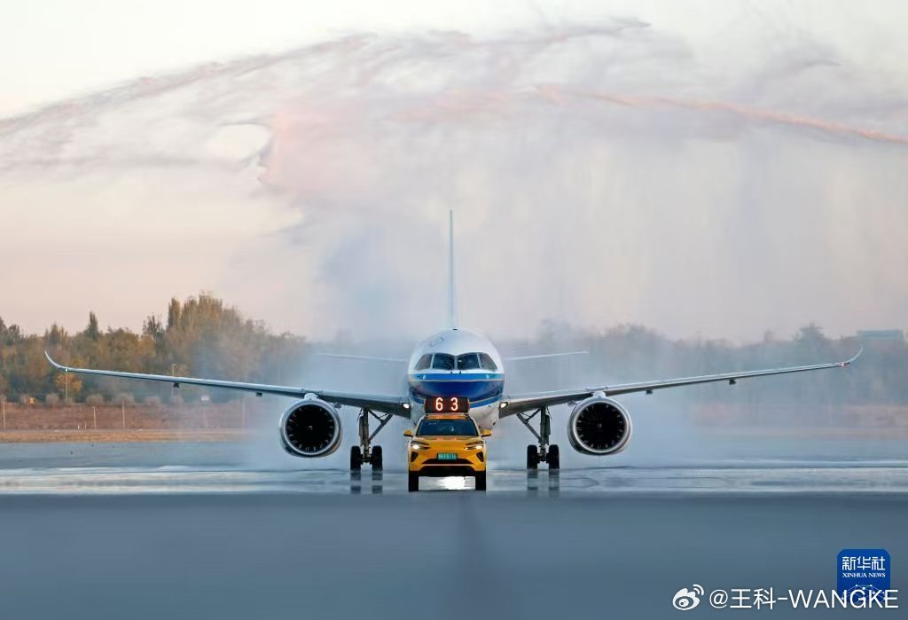从湖南长沙起飞的国产大飞机C919平稳降落宁夏银川河东国际机场。此次执飞的中国南