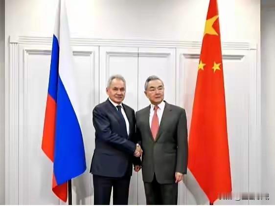 中俄高层又碰头了，这次聊的都是硬核安全话题。

在莫斯科，王毅主任和俄罗斯的绍伊
