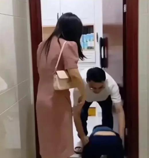 2023年，四川有个男的救了个落水的小孩，第二天孩子他妈就带着10000块钱上门