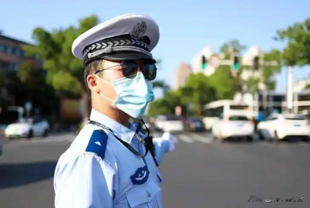 请问：辅警是警察还是警务辅助人员？

答案：辅警当然是警务辅助人员，因为辅警是公