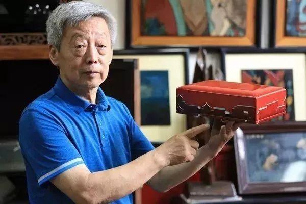 [太阳]1997年，48岁的耿保国不顾家人反对，借遍亲朋好友又咬牙贷款几十万，终