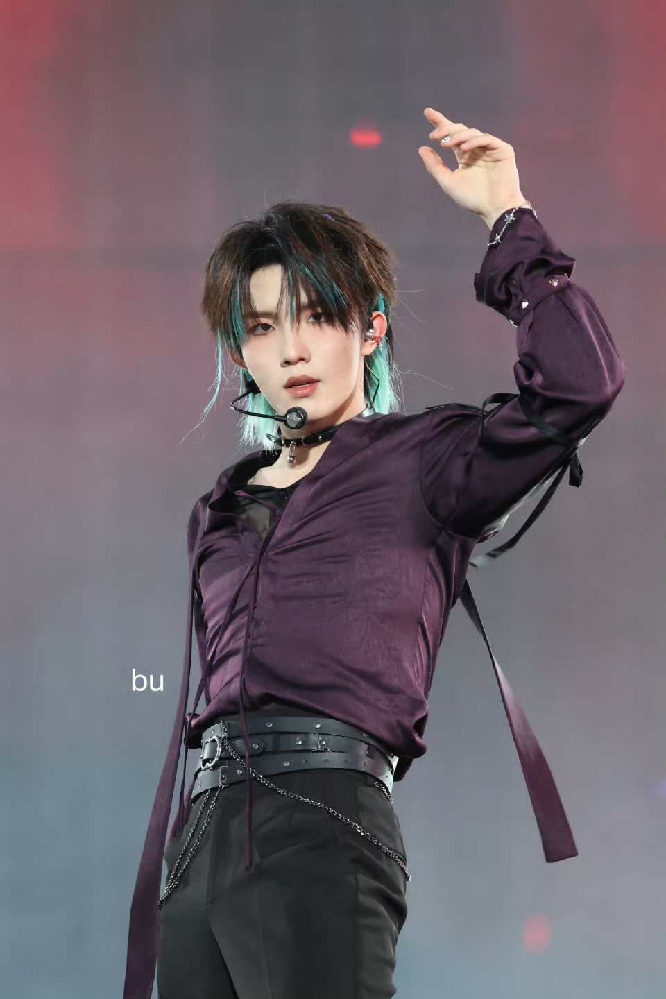 苏新皓丝绸衬衫造型好魅惑 简直是性感小野猫 