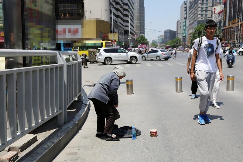 路遇乞讨老人，我的做法会看具体情况。有次在地铁站，一位老人衣衫褴褛，眼神无助地坐