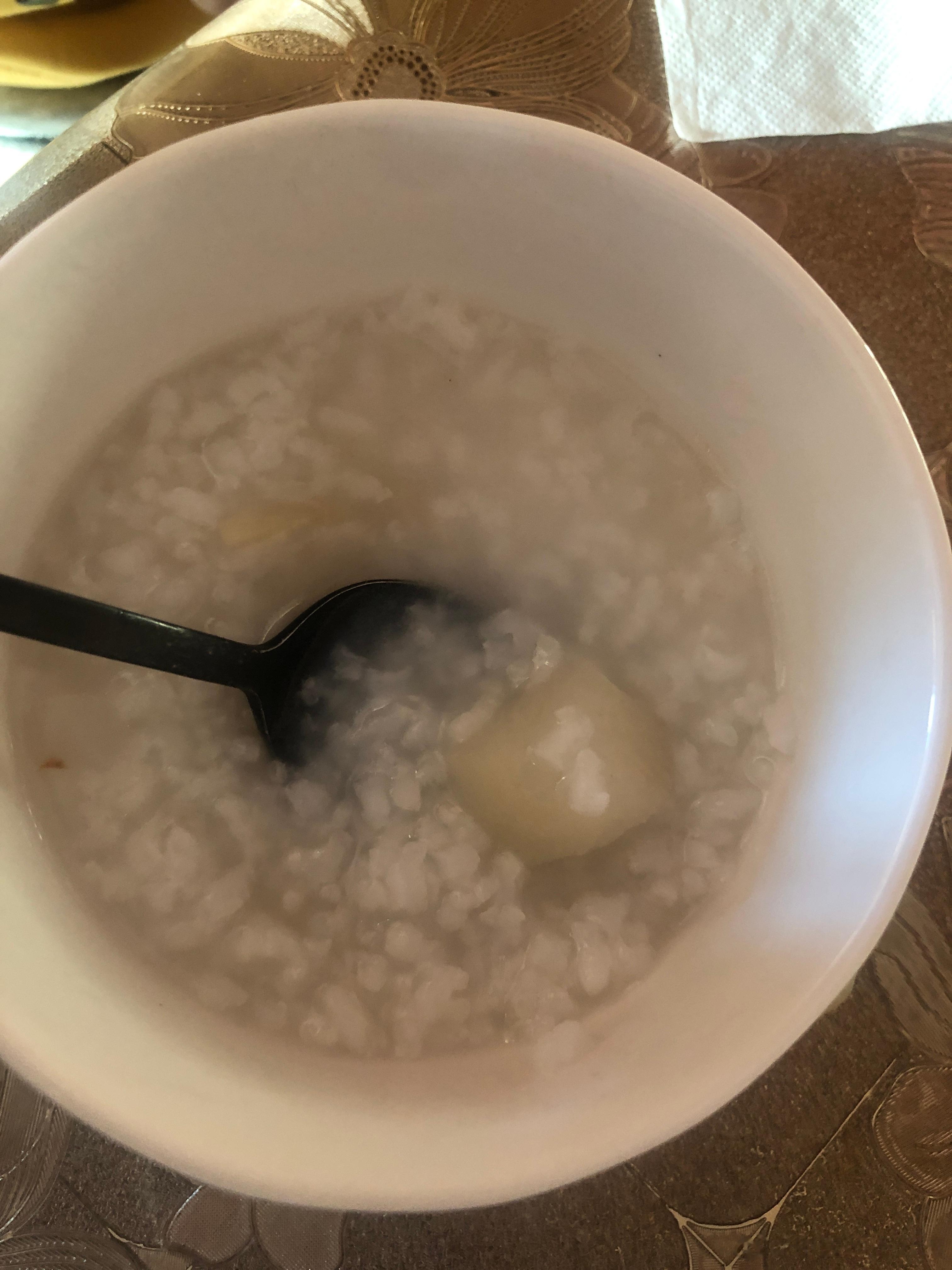 近日孩子咳嗽多。如果孩子舌红苔少，干咳，室内干热。可以煮雪梨粥，吃凉拌萝卜丝。有