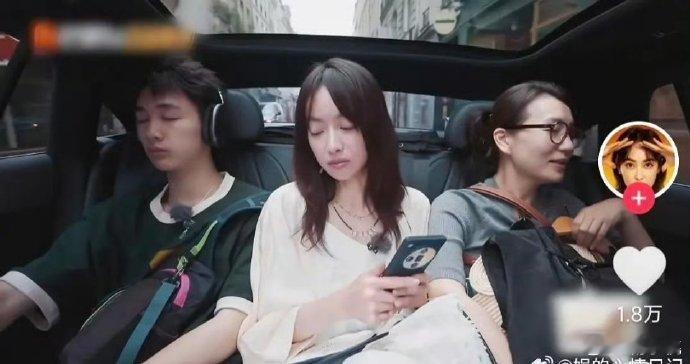 这个弟弟有点不懂事啊[允悲]看把姐姐挤的 