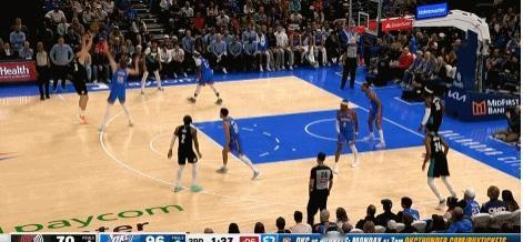 现在打到末节，开拓者输定了，小杨再次登场，目前拿到两个篮板了。

姚明的NBA职