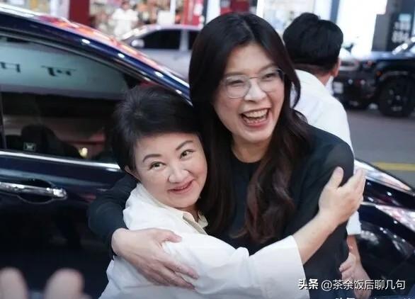 网友们别乱猜了，卢秀燕在美国的话就是郑丽文的态度，难怪乎文传会主委尹乃菁直接说，