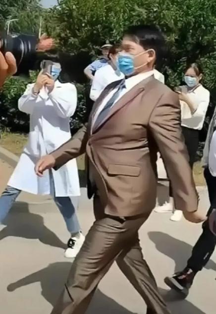 人走时运马走膘！这是对大衣哥朱之文最真实的写照。曾经的他被村里人嘲笑是个一事无成