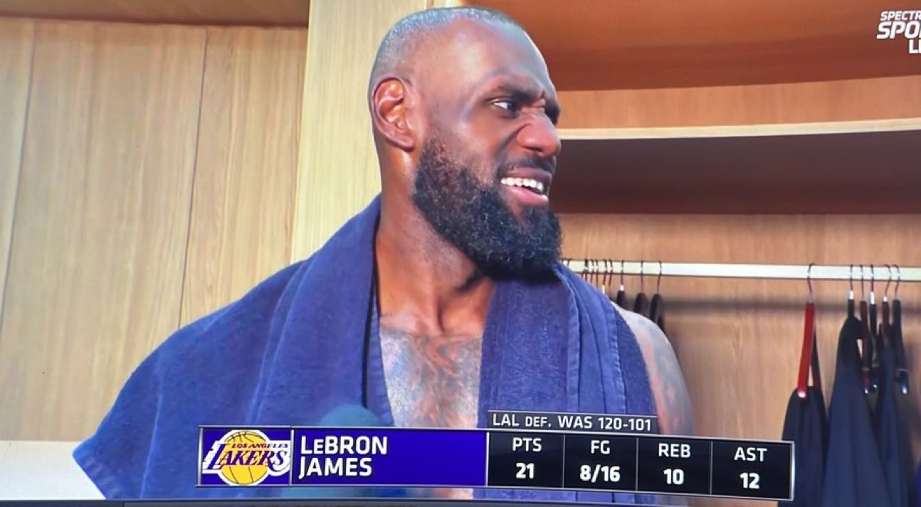 詹姆斯谈他2014年跟布朗尼单挑扣碎了篮板：“我真不是故意打碎篮板的。后来我是不