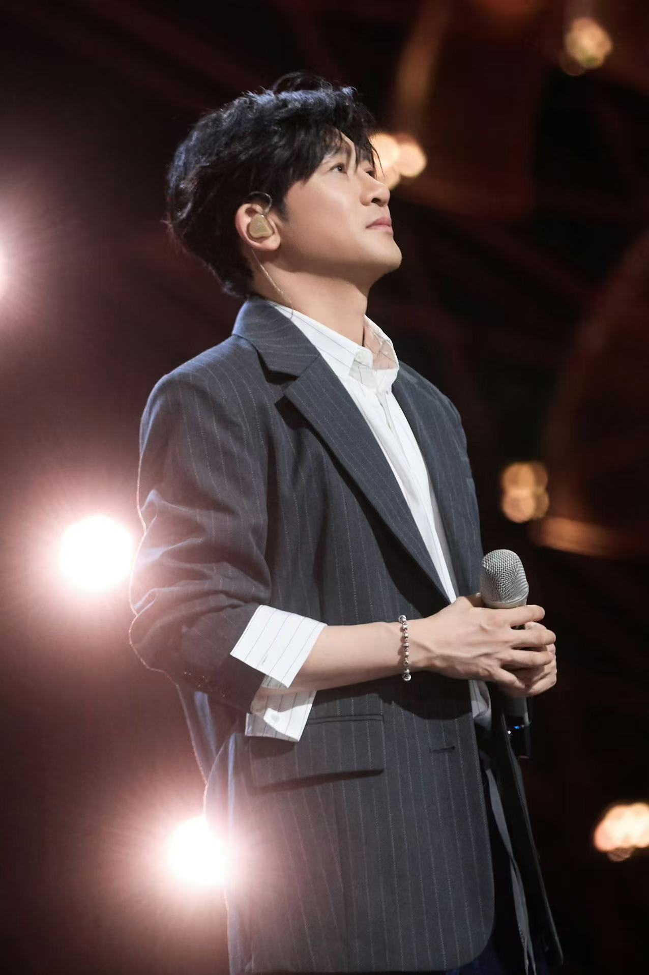 苏有朋马年春晚第二次联排 有朋哥也出现在现身春晚联排啦，是陪伴我们过年的熟悉面孔