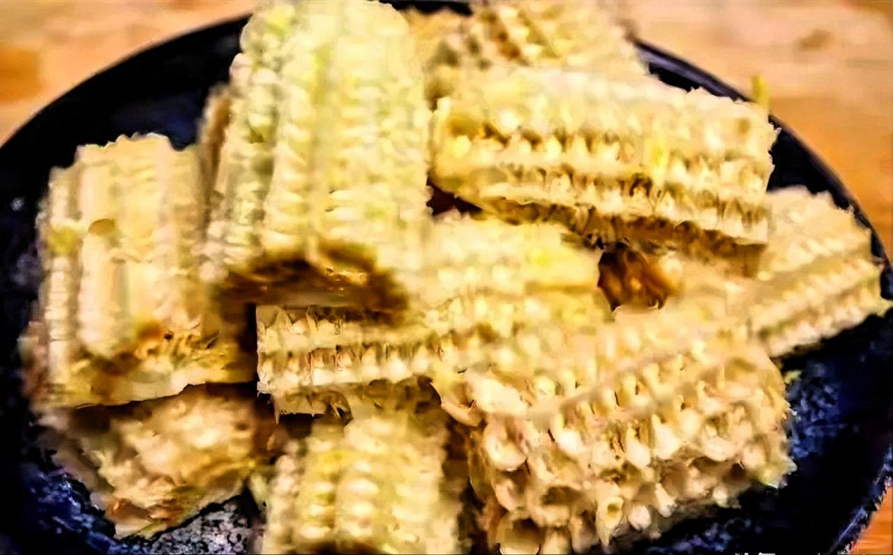 农村长大的人，大抵都有过这样的记忆：秋收后玉米须随手丢进灶火里，玉米叶堆在墙角喂