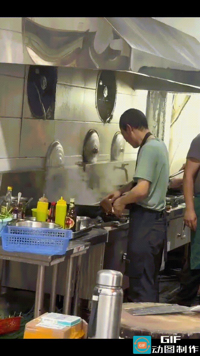 福建莆田，一网友在当地某餐厅用餐时，无意中在后厨看到的一幕，网友恶心得连隔夜饭都